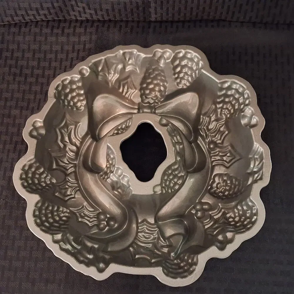 Nordic Ware Holiday Wreath Bundt Cake Pan Christmas 12